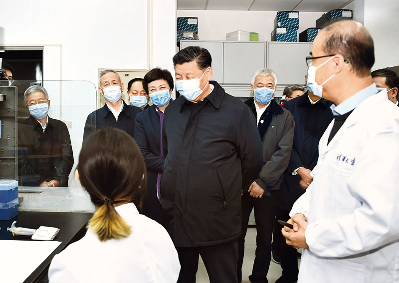 2020年3月2日，中共中央总书记、国家主席、中央军委主席习近平在北京考察新冠肺炎防控科研攻关工作。这是习近平在清华大学医学院全球健康与传染病研究中心同科研人员交谈。